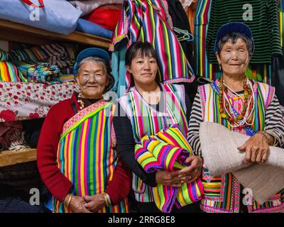 220513 -- GONGSHAN, 13 maggio 2022 -- li Wenshi L residente di Dulong e i suoi membri della famiglia mostrano le coperte Dulong nel villaggio di Dizhengdang della città di Dulongjiang, Gongshan Dulong e Nu Autonomous County, nella provincia dello Yunnan della Cina sud-occidentale, 10 maggio 2022. Dulong è un gruppo etnico di montagna nel sud-ovest della Cina. E' una delle minoranze etniche cinesi meno popolose. Nel 2018, il gruppo etnico Dulong ha sconvolto la povertà nel suo insieme, una svolta fenomenale. Li Wenshi, ereditando le capacità di tessitura delle coperte Dulong da sua madre, ha utilizzato la sua esperienza per creare vari prodotti che sono p Foto Stock