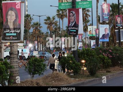 220513 -- BEIRUT, 13 maggio 2022 -- poster dei candidati alle elezioni parlamentari libanesi si vedono a Beirut, Libano, il 12 maggio 2022. Il ministro della difesa libanese ha annunciato venerdì che l'esercito sarà schierato in tutto il paese il giorno delle elezioni parlamentari di domenica per contribuire a mantenere il voto sicuro. LIBANO-BEIRUT-ELEZIONI PARLAMENTARI-MANIFESTI LiuxZongya PUBLICATIONxNOTxINxCHN Foto Stock