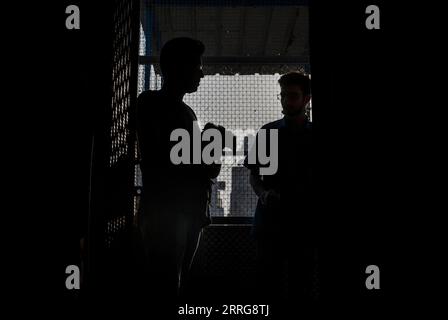 220514 -- NUOVA DELHI, 14 maggio 2022 -- Un soccorritore L tiene un aquilone nero ferito nella sua clinica a nuova Delhi, India, 13 maggio 2022. Due fratelli Saud e Shehzad a nuova Delhi hanno intrapreso la missione per salvare i rapitori feriti. Hanno curato gli uccelli feriti nella loro clinica a Wazirabad, nuova Delhi. L'anno scorso dicono di aver salvato 2500 uccelli e dall'inizio di quest'anno oltre 1300 uccelli sono stati curati nella loro clinica. Foto di /Xinhua INDIA-NEW DELHI-BIRD RESCUERS JavedxDar PUBLICATIONxNOTxINxCHN Foto Stock