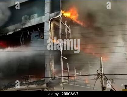 220514 -- NEW DELHI, 14 maggio 2022 -- foto scattata il 13 maggio 2022 mostra un edificio commerciale in fiamme a nuova Delhi, in India. Almeno 27 persone sono rimaste uccise e altre 12 hanno subito ferite da ustioni dopo che è scoppiato un enorme incendio in un edificio commerciale a tre piani nella capitale indiana, ha detto sabato l'ufficiale di polizia senior Sameer Sharma. INDIA-NUOVA DELHI-INCENDIO MASSICCIO UNI PUBLICATIONXNOTXINXCHN Foto Stock