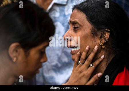 220514 -- NUOVA DELHI, 14 maggio 2022 -- madre di una vittima di incendio R si lamenta quando aspetta il corpo di sua figlia in un ospedale di nuova Delhi, India, 14 maggio 2022. Almeno 27 persone sono rimaste uccise e altre 12 hanno subito ferite da ustioni dopo che è scoppiato un enorme incendio in un edificio commerciale a tre piani nella capitale indiana, ha detto sabato l'ufficiale di polizia senior Sameer Sharma. Foto di /Xinhua INDIA-NUOVA DELHI-EDIFICIO COMMERCIALE-MASSICCIO INCENDIO JavedxDar PUBLICATIONxNOTxINxCHN Foto Stock
