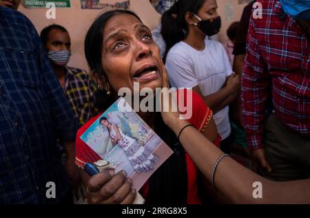 220514 -- NUOVA DELHI, 14 maggio 2022 -- la madre di una vittima del fuoco si lamenta mentre aspetta il corpo di sua figlia in un ospedale di nuova Delhi, India, 14 maggio 2022. Almeno 27 persone sono rimaste uccise e altre 12 hanno subito ferite da ustioni dopo che è scoppiato un enorme incendio in un edificio commerciale a tre piani nella capitale indiana, ha detto sabato l'ufficiale di polizia senior Sameer Sharma. Foto di /Xinhua INDIA-NUOVA DELHI-EDIFICIO COMMERCIALE-MASSICCIO INCENDIO JavedxDar PUBLICATIONxNOTxINxCHN Foto Stock