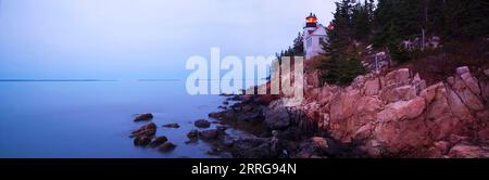 Il faro Bass Harbor Head si trova all'Acadia National Park, sull'isola di Mount Desert nel Maine, Stati Uniti. Foto Stock