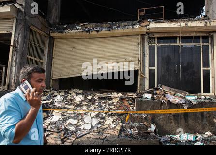 220514 -- NUOVA DELHI, 14 maggio 2022 -- Un uomo cammina vicino ai detriti di un edificio commerciale sbucciato dopo un enorme incendio a nuova Delhi, India, 14 maggio 2022. Almeno 27 persone sono rimaste uccise e altre 12 hanno subito ferite da ustioni dopo che è scoppiato un enorme incendio in un edificio commerciale a tre piani nella capitale indiana, ha detto sabato l'ufficiale di polizia senior Sameer Sharma. Foto di /Xinhua INDIA-NUOVA DELHI-EDIFICIO COMMERCIALE-MASSICCIO INCENDIO JavedxDar PUBLICATIONxNOTxINxCHN Foto Stock