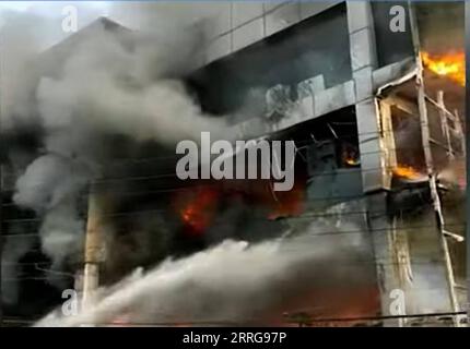 220514 -- NEW DELHI, 14 maggio 2022 -- foto scattata il 13 maggio 2022 mostra un edificio commerciale in fiamme a nuova Delhi, in India. Almeno 27 persone sono rimaste uccise e altre 12 hanno subito ferite da ustioni dopo che è scoppiato un enorme incendio in un edificio commerciale a tre piani nella capitale indiana, ha detto sabato l'ufficiale di polizia senior Sameer Sharma. INDIA-NUOVA DELHI-INCENDIO MASSICCIO UNI PUBLICATIONXNOTXINXCHN Foto Stock