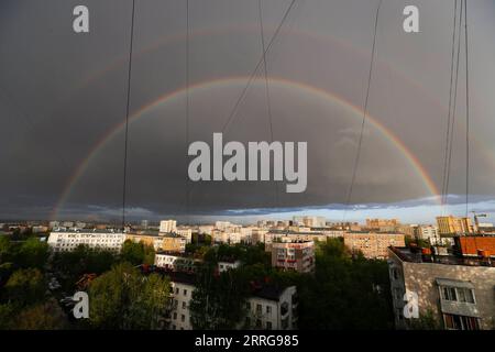 220514 -- MOSCA, 14 maggio 2022 -- Un arcobaleno è visto sopra gli appartamenti a Mosca, Russia, il 13 maggio 2022. Foto di /Xinhua RUSSIA-MOSCA-ARCOBALENO AlexanderxZemlianichenkoxJr PUBLICATIONxNOTxINxCHN Foto Stock