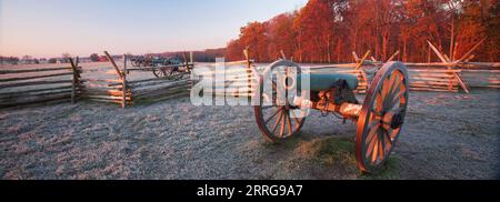 I cannoni militari utilizzati durante la battaglia di Gettysburg nel 1863 sono ora reliquie storiche tra i campi di battaglia del Gettysburg National Military Park, Pennsylvania, USA. Foto Stock