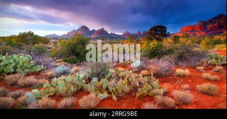 Tramonto su Sedona da Schnebly Hill Road alla base di Schnebly Hill a Sedona, Arizona, Stati Uniti. Foto Stock