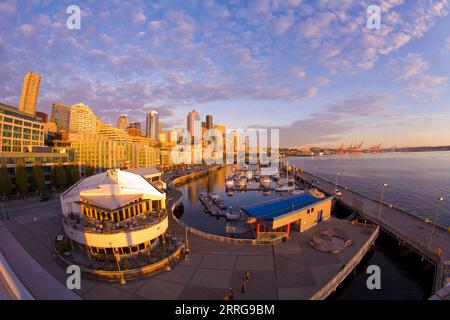 Porto di Seattle al tramonto con lo skyline di Seattle sullo sfondo, Seattle, Washington, USA. Foto Stock