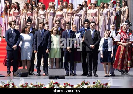 220514 -- BUDAPEST, 14 maggio 2022 -- il presidente ungherese Katalin Novak davanti, la seconda L canta con la sua famiglia e gli artisti durante la cerimonia di inaugurazione davanti all'edificio del Parlamento a Budapest, in Ungheria, il 14 maggio 2022. Il 10 marzo il parlamento ungherese ha eletto Katalin Novak come primo presidente donna del paese per un mandato di cinque anni. Foto di /Xinhua UNGHERIA-BUDAPEST-INAUGURAZIONE PRESIDENZIALE AttilaxVolgyi PUBLICATIONxNOTxINxCHN Foto Stock