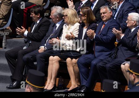 220514 -- BUDAPEST, 14 maggio 2022 -- il primo ministro ungherese Viktor Orban 2nd R applaude durante la cerimonia di inaugurazione del presidente ungherese Katalin Novak di fronte all'edificio del Parlamento a Budapest, in Ungheria, il 14 maggio 2022. Il 10 marzo il parlamento ungherese ha eletto Katalin Novak come primo presidente donna del paese per un mandato di cinque anni. Foto di /Xinhua UNGHERIA-BUDAPEST-INAUGURAZIONE PRESIDENZIALE AttilaxVolgyi PUBLICATIONxNOTxINxCHN Foto Stock