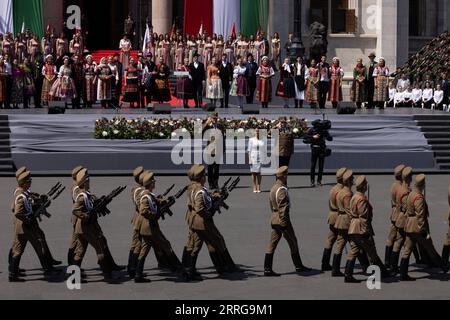 220514 -- BUDAPEST, 14 maggio 2022 -- il presidente ungherese Katalin Novak ispeziona le guardie d'onore durante la sua cerimonia di inaugurazione davanti all'edificio del Parlamento a Budapest, in Ungheria, il 14 maggio 2022. Il 10 marzo il parlamento ungherese ha eletto Katalin Novak come primo presidente donna del paese per un mandato di cinque anni. Foto di /Xinhua UNGHERIA-BUDAPEST-INAUGURAZIONE PRESIDENZIALE AttilaxVolgyi PUBLICATIONxNOTxINxCHN Foto Stock