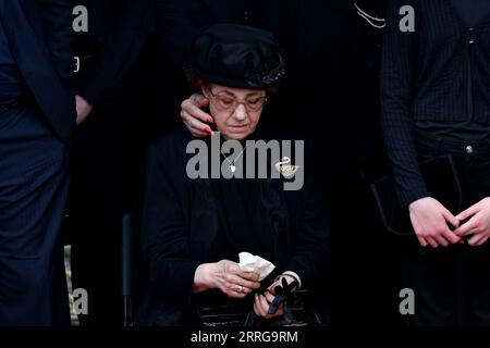 220515 -- SARAJEVO, 15 maggio 2022 -- Asima Osim, moglie di Ivica Osim, piange durante i funerali di Ivica Osim a Sarajevo, Bosnia-Erzegovina, BiH il 14 maggio 2022. Foto di /Xinhua SPBOSNIA ED ERZEGOVINA-SARAJEVO-IVICA OSIM-FUNERALE NedimxGrabovica PUBLICATIONxNOTxINxCHN Foto Stock