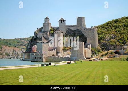 Vista della fortezza di Golubac sul Danubio in Serbia. Famosa destinazione turistica. Foto Stock