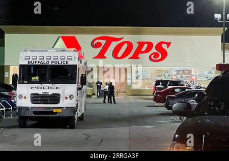 220515 -- BUFFALO, 15 maggio 2022 -- foto scattata con un cellulare il 15 maggio 2022 mostra la polizia che lavora sulla scena di una sparatoria di massa a Buffalo, nello Stato di New York, negli Stati Uniti. Un uomo armato uccise dieci persone e ne ferì tre in un supermercato a Buffalo, nello Stato di New York, sabato, secondo i funzionari locali. Foto di /Xinhua U.S.-NEW YORK-BUFFALO-MASS SHOOTING ZhangxJie PUBLICATIONxNOTxINxCHN Foto Stock