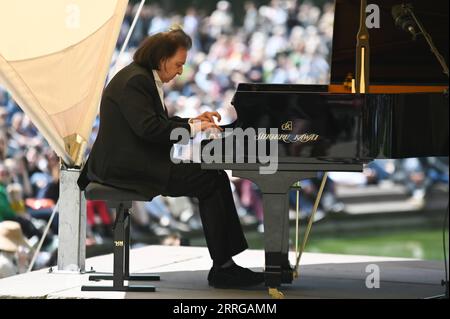 220516 -- VARSAVIA, 16 maggio 2022 -- il pianista Marc Laforet suona il pianoforte durante un concerto all'aperto di Chopin al Royal Lazienki Park di Varsavia, in Polonia, 15 maggio 2022. La 63a stagione dei concerti di Chopin nel Royal Lazienki ha preso il via domenica. I recital ai piedi del monumento Chopin si tengono ogni domenica dal 15 maggio al 25 settembre. Foto di /Xinhua POLAND-WARSAW-OPEN-AIR CHOPIN CONCERTS AlexeyxVitvitsky PUBLICATIONxNOTxINxCHN Foto Stock