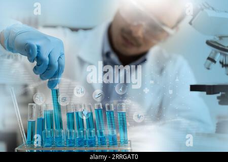 Uomo medico ricerca biochimica scienziato del DNA che lavora con la ricerca microscopica in un laboratorio analisi di Biotecnologie Specialist che lavora con Advanced Foto Stock