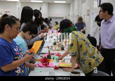 220516 -- NEW JERSEY, 16 maggio 2022 -- i partecipanti praticano il taglio tradizionale della carta cinese durante l'evento culturale Impression of Fujian a Linden City, New Jersey, Stati Uniti, 14 maggio 2022. PER ANDARE CON Roundup: I cinesi americani celebrano il patrimonio culturale a New York, nel NEW JERSEY negli Stati Uniti, nel NEW JERSEY, NEI CINESI AMERICANI, NELLA CELEBRAZIONE DEL PATRIMONIO CULTURALE LiuxYanan PUBLICATIONxNOTxINxCHN Foto Stock