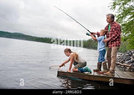 Uomo anziano che mostra al nipote come pescare al lago Kezar Foto Stock