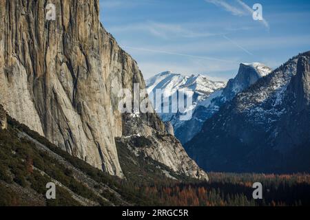 El Capitan e Half Dome in inverno nel Parco Nazionale di Yosemite. Foto Stock