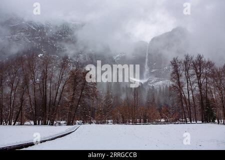 Cascate Yosemite viste durante l'inverno nel parco nazionale di Yellowstone. Foto Stock