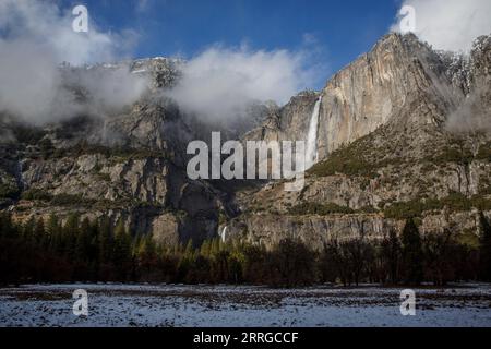 Cascate di Yosemite viste in inverno nel parco nazionale di Yosemite. Foto Stock