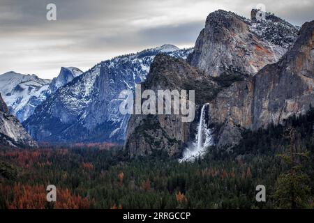 Half Dome e Bridalveil Falls in inverno nel parco nazionale di Yosemite. Foto Stock