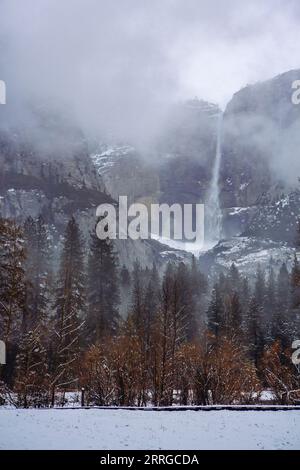 Cascate Yosemite viste durante l'inverno nel parco nazionale di Yellowstone. Foto Stock
