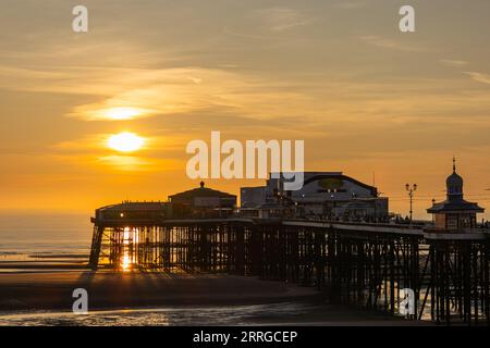 Molo nord, Blackpool al tramonto Foto Stock