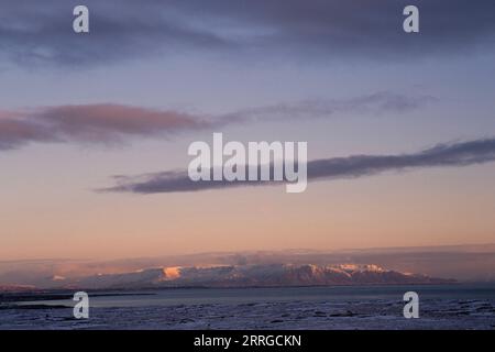 Vista verso le montagne dell'Islanda all'alba Foto Stock