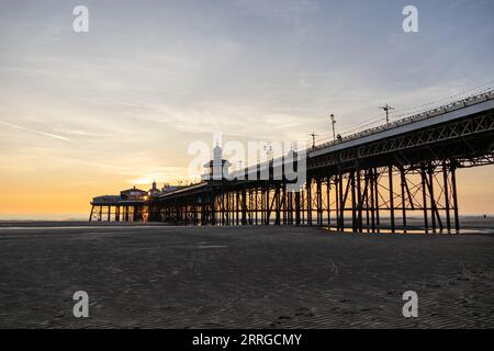 Molo nord, Blackpool al tramonto Foto Stock