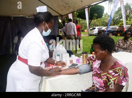 220518 -- KAMPALA, 18 maggio 2022 -- Un'infermiera controlla la pressione sanguigna di una donna durante l'evento della giornata Mondiale dell'ipertensione a Kampala, Uganda, 17 maggio 2022. La giornata mondiale dell'ipertensione, che cade il 17 maggio, è celebrata ogni anno per sensibilizzare sulla malattia in diverse comunità. Foto di /Xinhua UGANDA-KAMPALA-WORLD HYPERTENSION DAY NicholasxKajoba PUBLICATIONxNOTxINxCHN Foto Stock