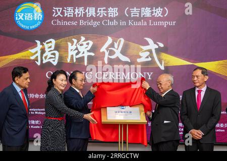 220517 -- KUALA LUMPUR, 17 maggio 2022 -- l'ambasciatore cinese in Malesia Ouyang Yujing 3rd L partecipa alla cerimonia di lancio del Chinese Bridge Club a Kuala Lumpur, Malesia, 17 maggio 2022. La Malesia e la Cina hanno celebrato martedì il lancio del Chinese Bridge Club, un club di lingua cinese, nella capitale malese Kuala Lumpur per stringere legami più forti costruiti sulla pace, l'amicizia e la cultura. Foto di /Xinhua MALAYSIA-KUALA LUMPUR-CHINESE BRIDGE CLUB ChongxVoonxChung PUBLICATIONxNOTxINxCHN Foto Stock