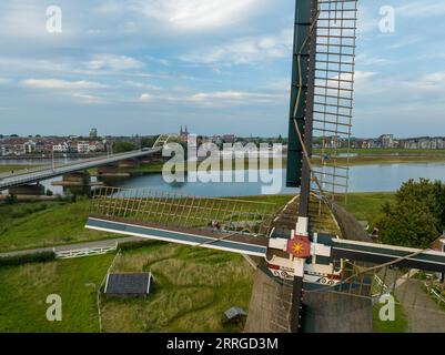 Foto aerea del mulino Bolwerks lungo il fiume IJssel nei paesi bassi Foto Stock