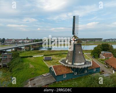 Foto aerea del mulino Bolwerks lungo il fiume IJssel nei paesi bassi Foto Stock