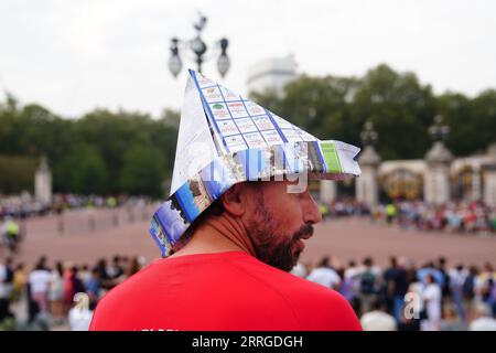 Folle in attesa della cerimonia del cambio della guardia a Buckingham Palace a Londra, in occasione del primo anniversario della morte della regina Elisabetta II. Data immagine: Venerdì 8 settembre 2023. Foto Stock