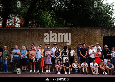 Folle in attesa della cerimonia del cambio della guardia a Buckingham Palace a Londra, in occasione del primo anniversario della morte della regina Elisabetta II. Data immagine: Venerdì 8 settembre 2023. Foto Stock