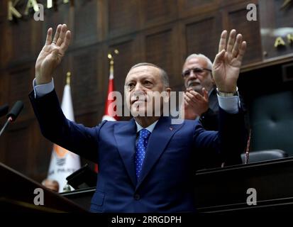 News Bilder des Tages 220518 -- ANKARA, 18 maggio 2022 -- il presidente turco Recep Tayyip Erdogan Front ondeggia mentre tiene un discorso ad Ankara, in Turchia, il 18 maggio 2022. La Turchia non approverà l'adesione della Svezia alla NATO se il paese non estraderà terroristi su richiesta turca, ha detto Erdogan mercoledì. Foto di /Xinhua TURCHIA-ANKARA-PRESIDENTE-DISCORSO MustafaxKaya PUBLICATIONxNOTxINxCHN Foto Stock