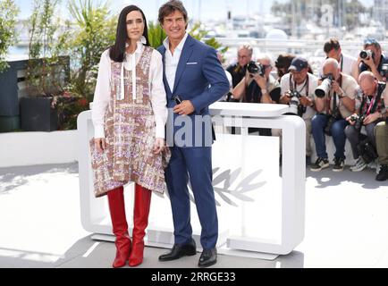 220518 -- CANNES, 18 maggio 2022 -- l'attore statunitense Tom Cruise R e l'attrice Jennifer Connelly posa durante una foto per il film Top Gun : Maverick al 75° Festival di Cannes, nel sud della Francia, il 18 maggio 2022. FRANCIA-CANNES-FILM FESTIVAL-PHOTOCALL GaoxJing PUBLICATIONxNOTxINxCHN Foto Stock