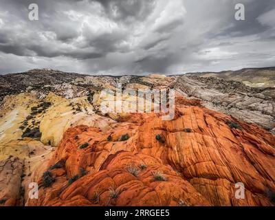 Le nuvole moody implicano un'imminente tempesta su un colorato paesaggio desertico Foto Stock