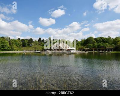 220506 -- BERLINO, 6 maggio 2022 -- foto scattata il 6 maggio 2022 mostra il paesaggio di Britzer Garten a Berlino, capitale della Germania. GERMANIA-BERLINO-SCENARIO RenxPengfei PUBLICATIONxNOTxINxCHN Foto Stock