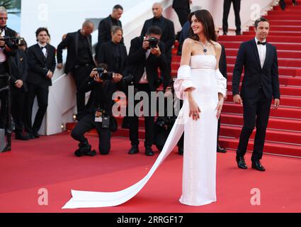 220520 -- CANNES, 20 maggio 2022 -- l'attrice statunitense Anne Hathaway arriva per la proiezione del film Armageddon Time durante la 75a edizione del Festival di Cannes, nel sud della Francia, il 19 maggio 2022. FRANCIA-CANNES-FILM FESTIVAL-ARMAGEDDON TIME-SCREENING GAOXJING PUBLICATIONXNOTXINXCHN Foto Stock