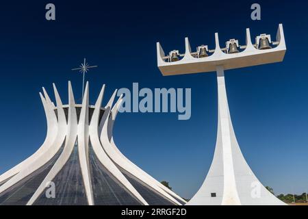 Splendida vista sul campanile dell'edificio della cattedrale dall'architettura moderna Foto Stock