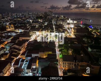 Splendida vista aerea degli edifici storici della città e dell'oceano a Salvador Foto Stock