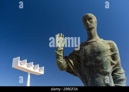 Splendida vista sul campanile e sulla statua della cattedrale dall'architettura moderna Foto Stock