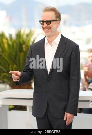 220520 -- CANNES, 20 maggio 2022 -- il regista James Gray posa durante una photocall per il film Armageddon Time alla 75a edizione del Festival di Cannes, nel sud della Francia, il 20 maggio 2022. FRANCIA-CANNES-FILM FESTIVAL-ARMAGEDDON TIME-PHOTOCALL GAOXJING PUBLICATIONXNOTXINXCHN Foto Stock