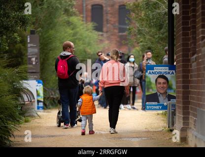 220521 -- SYDNEY, 21 maggio 2022 -- i residenti visitano un centro di voto delle elezioni federali australiane del 2022 a Sydney, Australia, 21 maggio 2022. Le elezioni federali in Australia sono iniziate sabato mattina in tutto il paese, dove la Coalizione o il partito laburista devono ottenere la maggioranza in una gara ravvicinata. Foto di /Xinhua AUSTRALIA-SYDNEY-ELEZIONI FEDERALI HuxJingchen PUBLICATIONxNOTxINxCHN Foto Stock