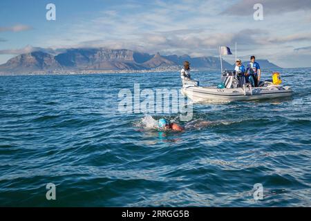 220522 -- CITTÀ DEL CAPO, 22 maggio 2022 -- l'uomo sudafricano Howard Warrington nuota nel mare da Robben Island alla costa a città del Capo, in Sudafrica, il 21 maggio 2022. L'uomo sudafricano Howard Warrington sabato mattina ha completato il suo 100° viaggio in mare dalla famosa Robben Island alla costa di città del Capo, per raccogliere fondi per Cape of Good Hope SPCA Society for the Prevention of Cruelty to Animals, un'organizzazione per il benessere degli animali. Foto di /Xinhua SPSOUTH AFRICA-CITTÀ DEL CAPO-TRAVERSATA MARE FranciscoxScarbar PUBLICATIONxNOTxINxCHN Foto Stock