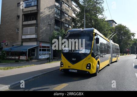 220522 -- SARAJEVO, 22 maggio 2022 -- Un nuovo filobus corre sulla strada a Sarajevo, Bosnia ed Erzegovina BiH, 21 maggio 2022. Nuovi filobus sono stati aggiunti alla flotta di veicoli del fornitore di trasporti pubblici di Sarajevo, la capitale della Bosnia-Erzegovina. Il governo del cantone di Sarajevo ha detto domenica che fino al 6 giugno, i pendolari godranno di corse gratuite sui nuovi autobus elettrici. I nuovi filobus sono dotati di un sistema di biglietteria e di conteggio passeggeri all'avanguardia e offrono un facile accesso alle persone in sedia a rotelle. Potranno anche viaggiare all'esterno Foto Stock