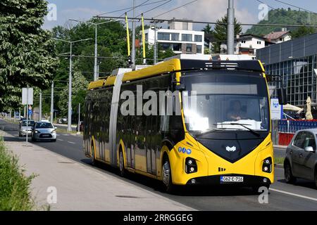 220522 -- SARAJEVO, 22 maggio 2022 -- Un nuovo filobus corre sulla strada a Sarajevo, Bosnia ed Erzegovina BiH, 21 maggio 2022. Nuovi filobus sono stati aggiunti alla flotta di veicoli del fornitore di trasporti pubblici di Sarajevo, la capitale della Bosnia-Erzegovina. Il governo del cantone di Sarajevo ha detto domenica che fino al 6 giugno, i pendolari godranno di corse gratuite sui nuovi autobus elettrici. I nuovi filobus sono dotati di un sistema di biglietteria e di conteggio passeggeri all'avanguardia e offrono un facile accesso alle persone in sedia a rotelle. Potranno anche viaggiare all'esterno Foto Stock